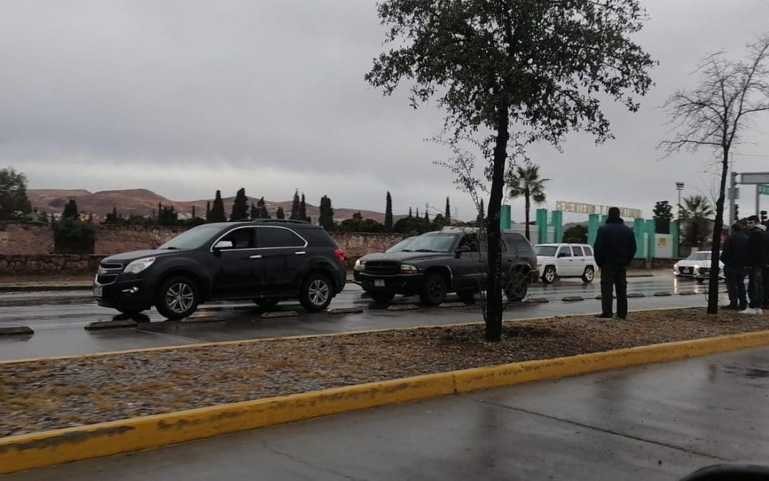 Semáforo sin funcionar y choque generan caos vial en avenida Tecnológico