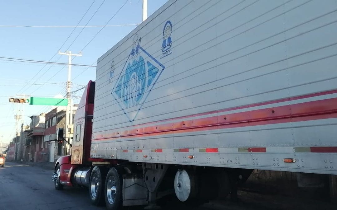 Tráiler descompuesto genera caos vial en Pacheco y Urquidis