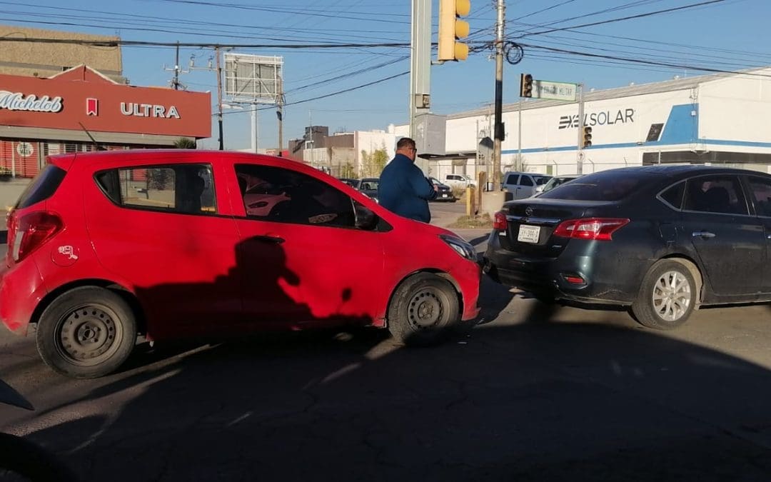 Choque genera tráfico en Heroico Colegio Militar
