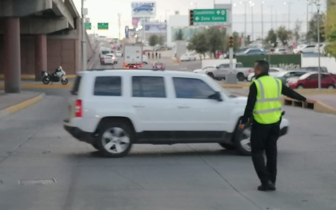 Semáforos sin funcionar en Francisco Villa y Juventud; apoyan agentes