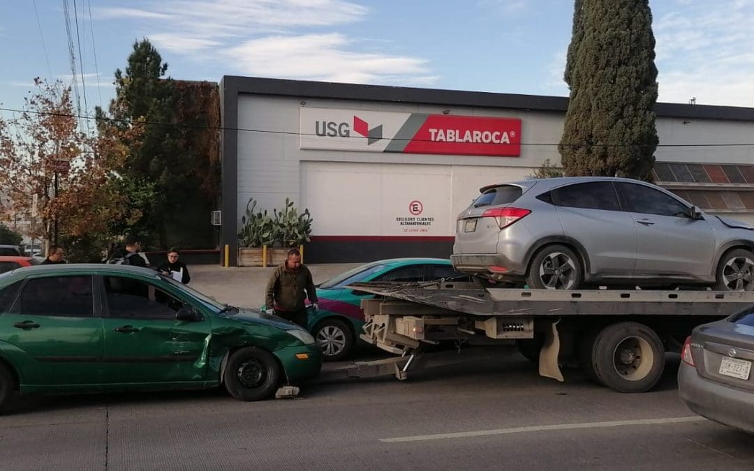 Fuerte choque en la Avenida Pacheco deja daños totales