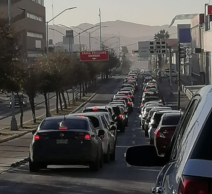 Semáforo descompuesto colapsa la Ave. Universidad