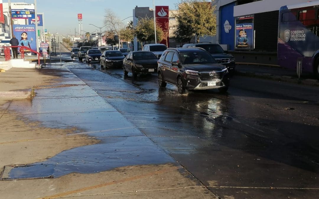 Fuga de aguas negras afecta avenida Universidad
