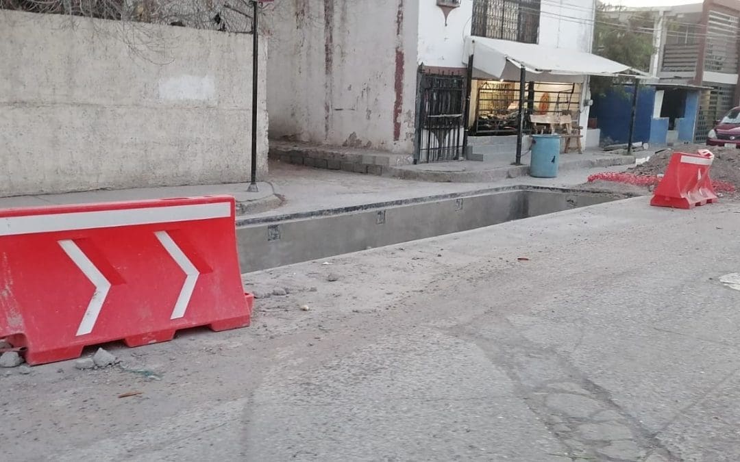 Alertan por semáforos dañados y zanjas sin señalizar en vialidades de Chihuahua