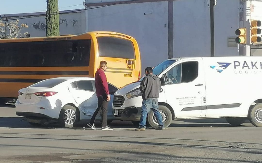 Choque entre camioneta y auto en la 20 de Noviembre