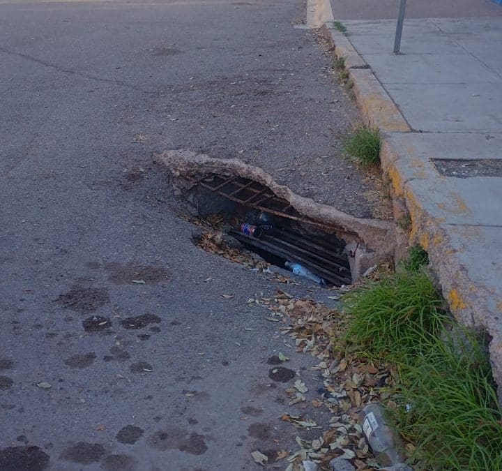 Reportan peligroso agujero en calle Mina