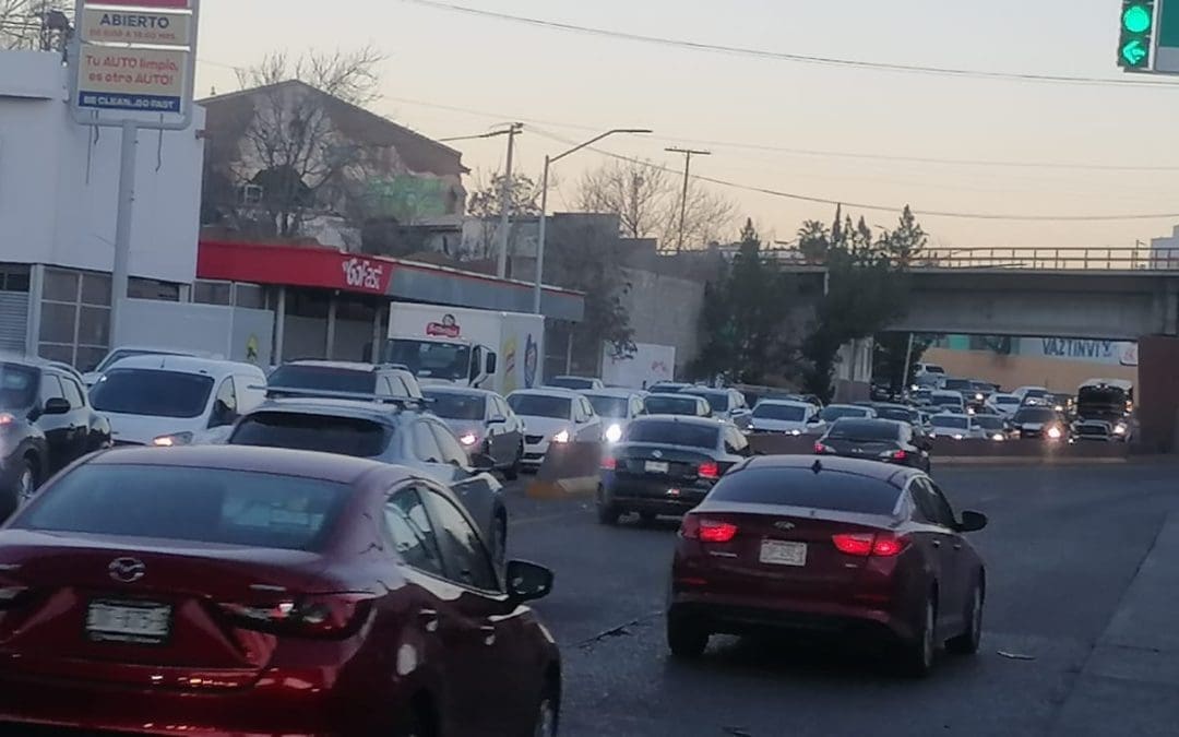 Caos vial en Industrias y Canal; filas alcanzan el Centro de Convenciones