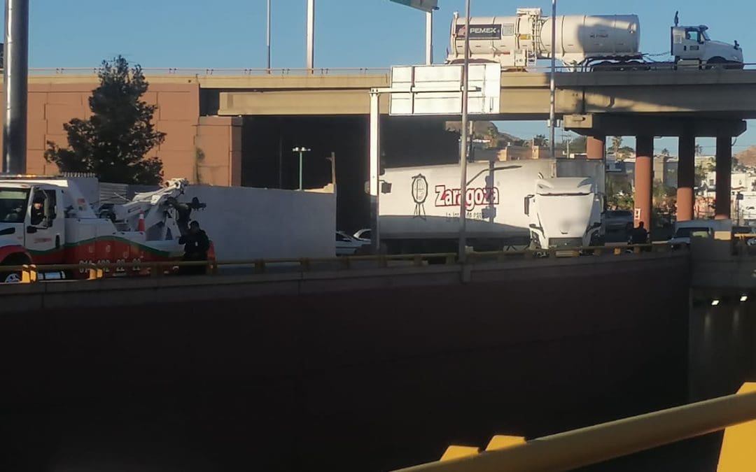 Tráiler bloquea lateral de Cantera y Periférico; piden usar rutas alternas