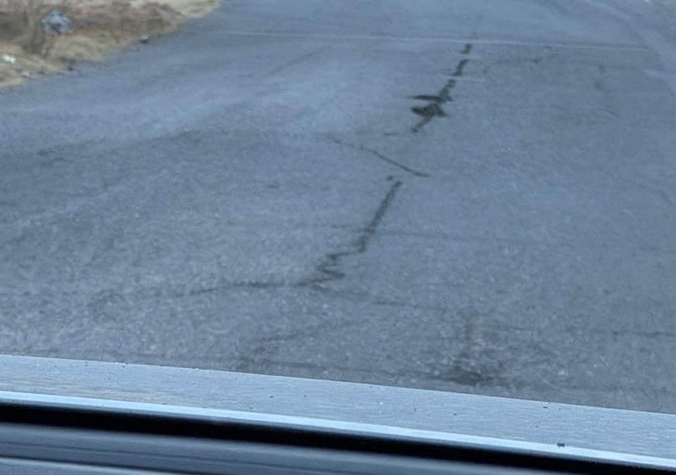 Peligro vial en zona del C4: bache provoca daños a vehículos y vecinos exigen solución urgente