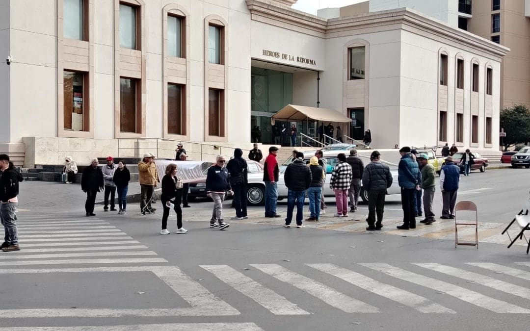 Cierran calles del centro en protesta por mal servicio de transporte público