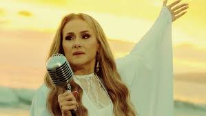 Celebra Manoella Torres 54 años de carrera