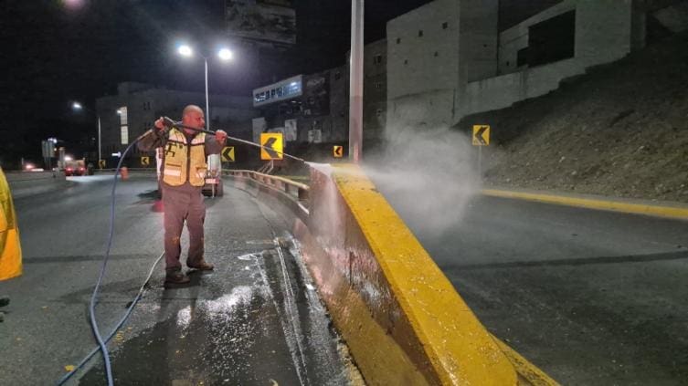 Continúan trabajos de limpieza en puentes de La Cantera