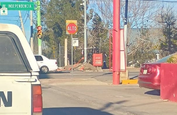 Denuncian montón de tierra que reduce carriles en avenida Independencia