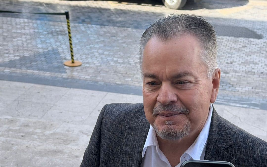 Tacha Mario Vázquez de «candiles de calle» a morenistas que donaron a Cuba