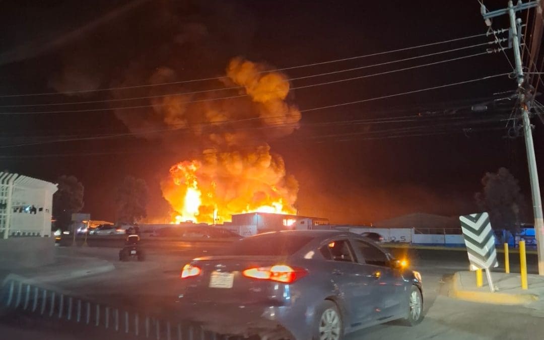 Continúa la alerta por fuerte incendio; preocupa cercanía con gasolinera
