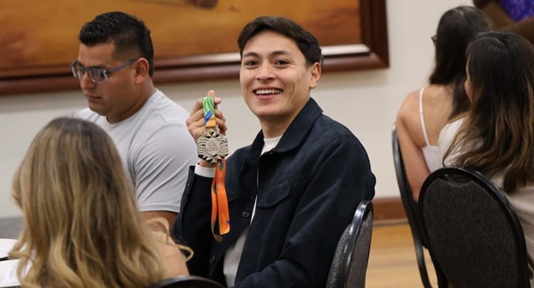 Erick Portillo regresa a Chihuahua como subcampeón del mundo en Salto de Altura