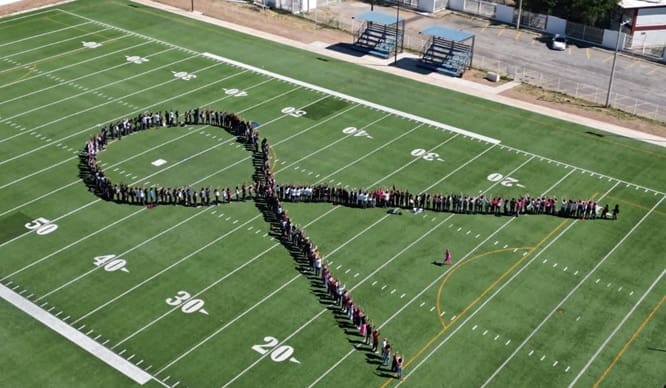 Agradecen vecinos de Tabalaopa al Municipio remodelación de campo de futbol del CETIS 86