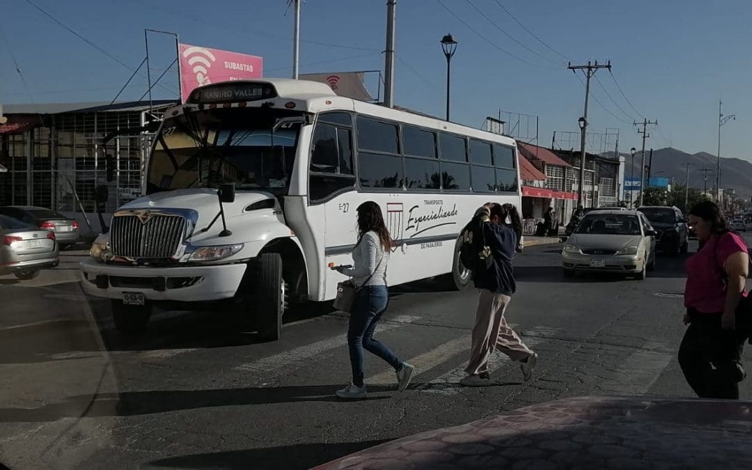 Caos vial en el centro: camiones bloquean cruce y ponen en riesgo a peatones