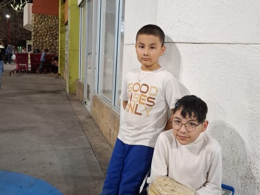 Pide ayuda niño de 14 años; vende tamales, tortillas de harina y empanadas para su operación