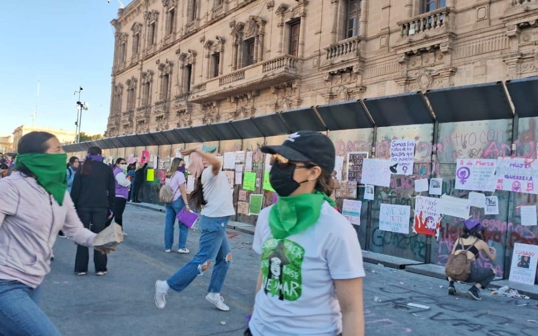 Amanecen edificios públicos amurallados