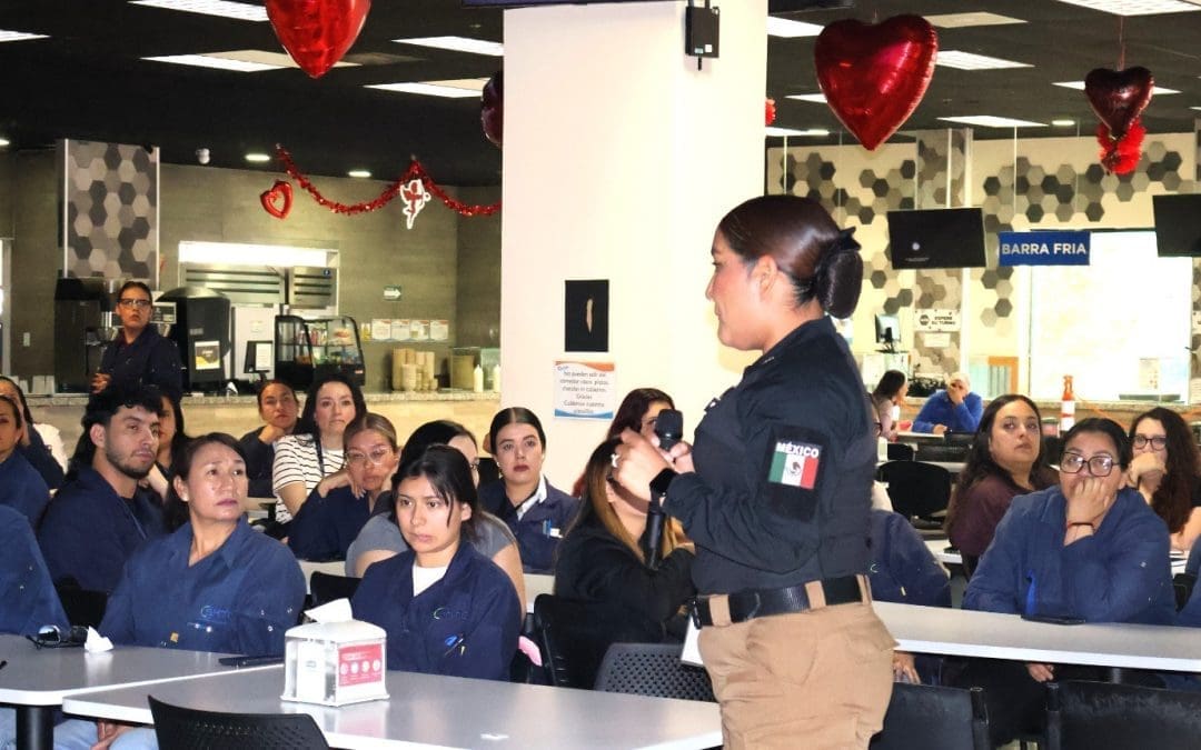 La policía municipal ofrece herramientas para la propia seguridad de las empleadas en maquiladoras