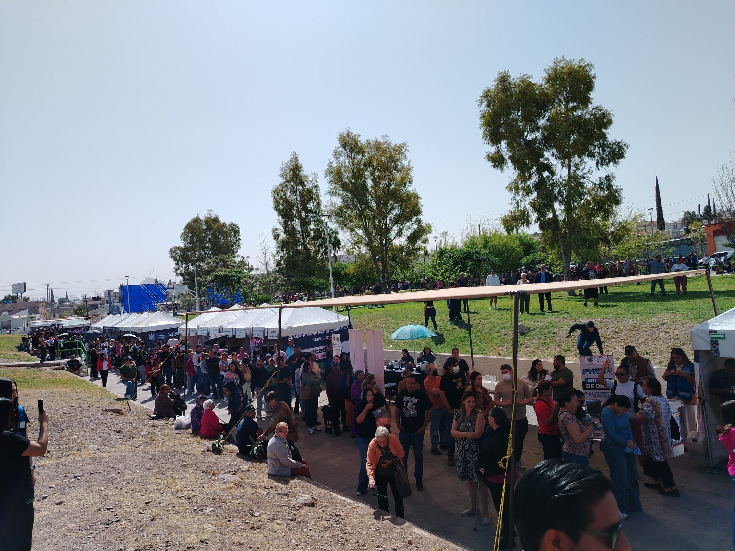 Municipio instala el Mercadito Más Barato en parque Los Frailes con productos locales