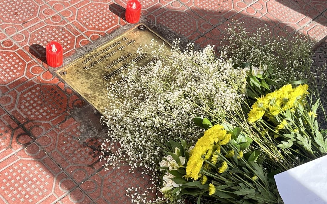 Retén Ciudadano protesta en Palacio y coloca ofrenda en placa de Marisela Escobedo
