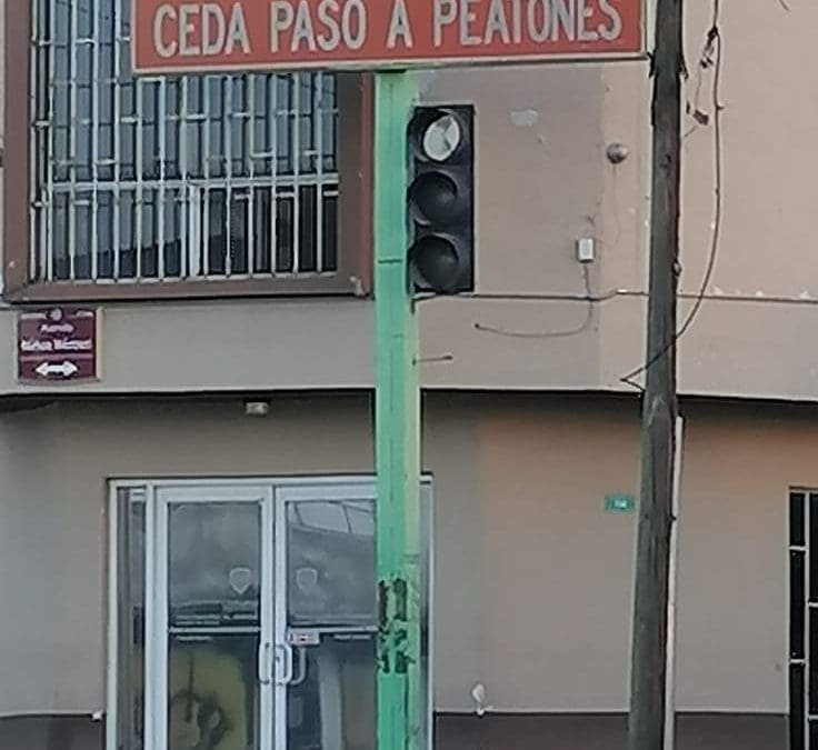 Falla semáforo en 14 y Niños Héroes genera riesgo vial en el centro