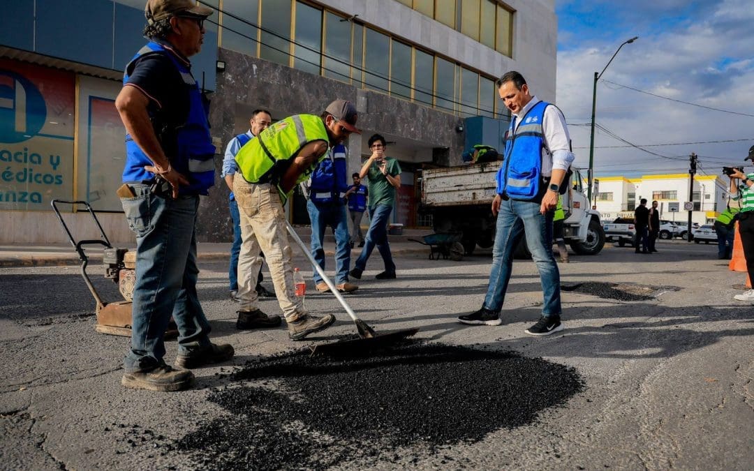 Supervisa Bonilla trabajos de bacheo en la colonia Santo Niño