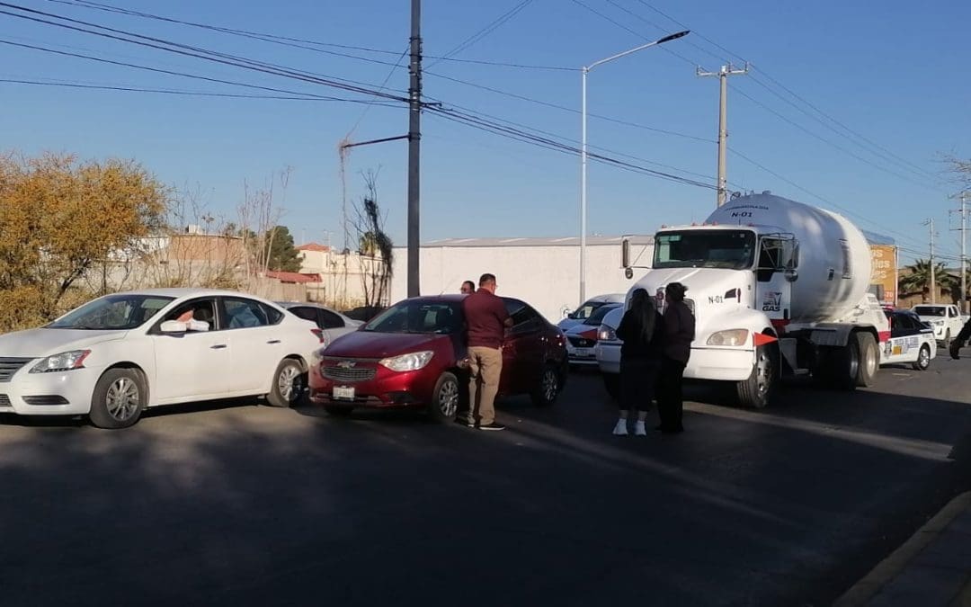 Choque entre auto y pipa de gas provoca caos vial en Heroico Colegio Militar