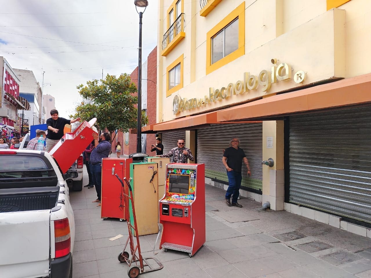 Aseguran más de 60 tragamonedas en Frikiplaza y clausuran edificio 