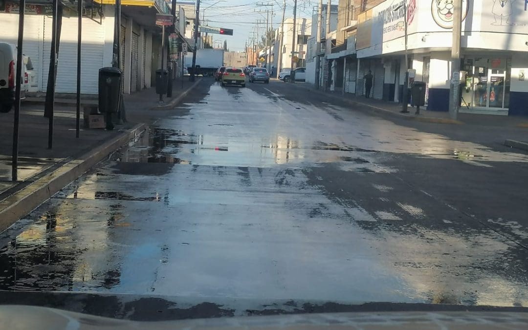 Reporta Unidad Móvil de Noticieros Radiorama fuga de agua