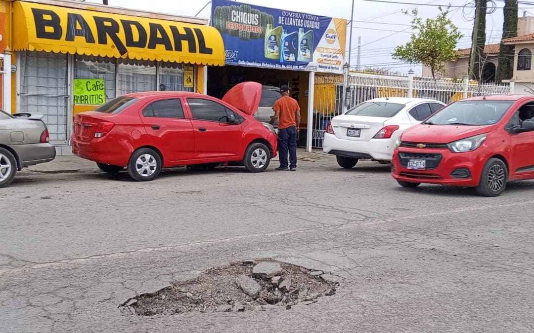 Vecinos reportan bache en calle Guadalupe Victoria en colonia Villa Juárez