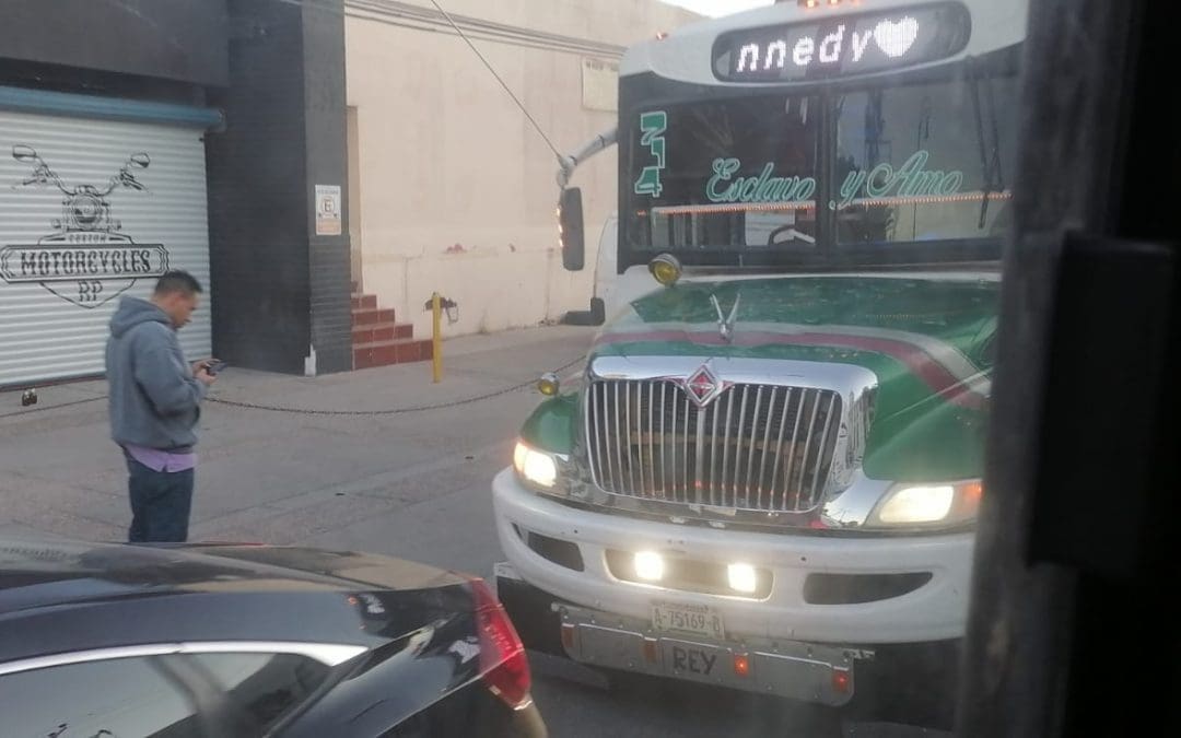Choque entre autos y camión urbano genera movilización en Ave. Juárez