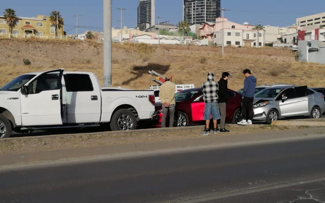 Accidente entre tres vehículos colapsa el Periférico de la Juventud rumbo al sur