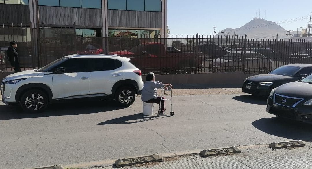 Adulta mayor se expone al peligro en Avenida Universidad; piden intervención urgente