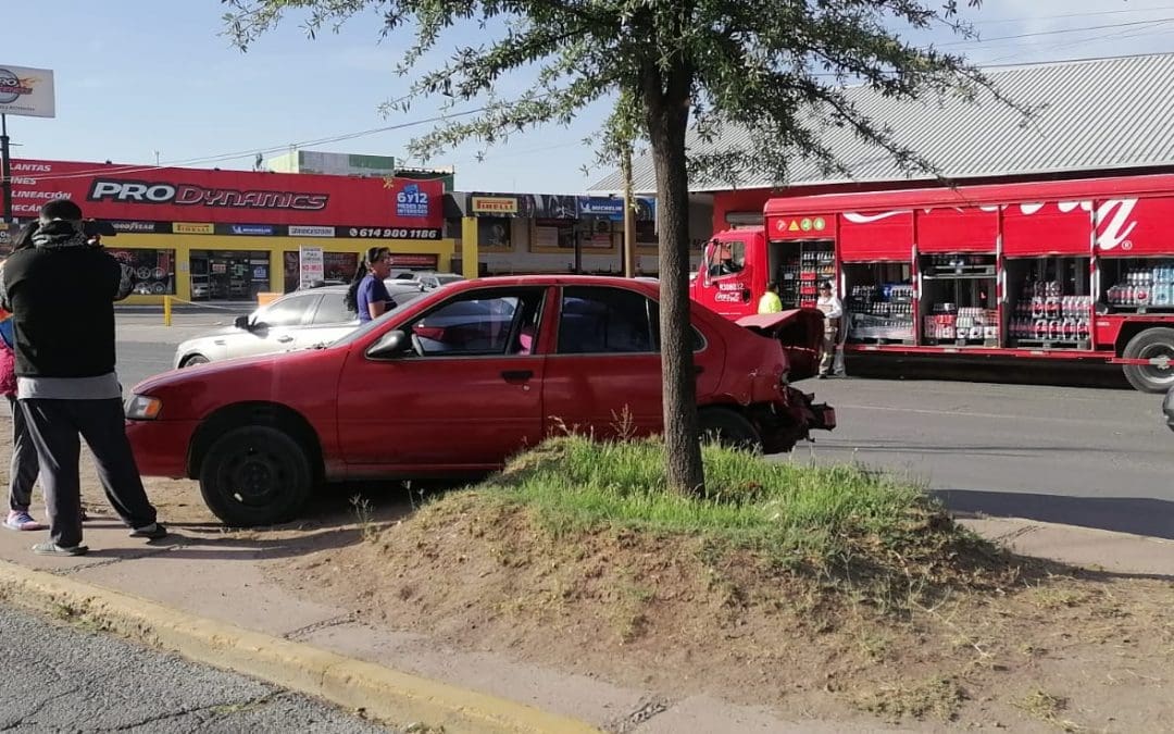 Fuerte choque en Tecnológico y Encino deja daños y caos vial