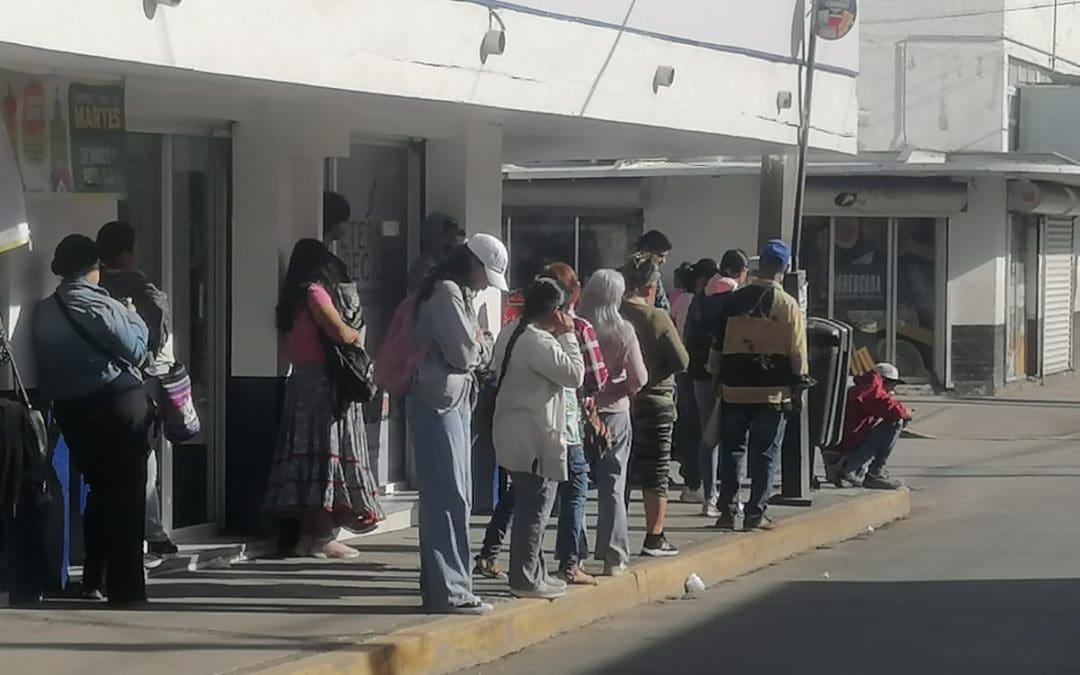Hasta una hora de espera en las paradas de camión