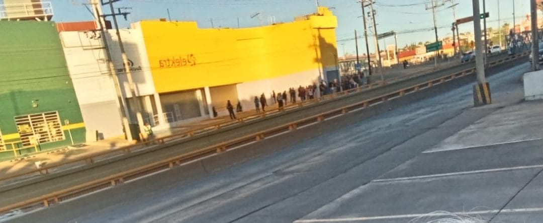 Reportan hasta 40 personas esperando camión; ruta Circun 2 no pasa