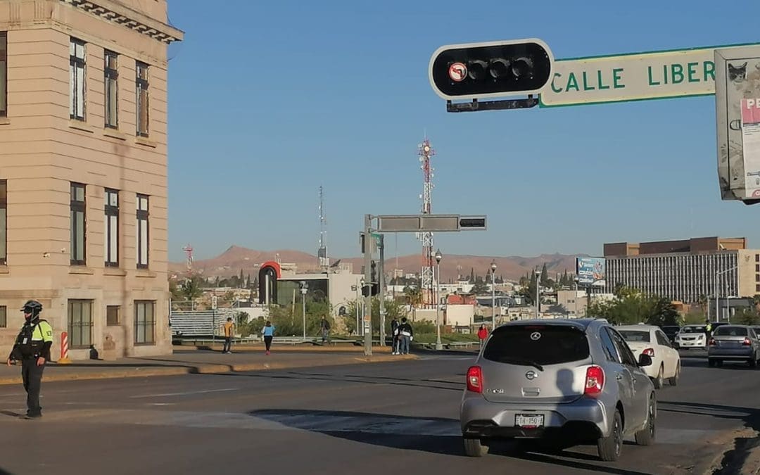 Semáforo fuera de servicio en Libertad y Carranza; Vialidad apoya flujo vehicular