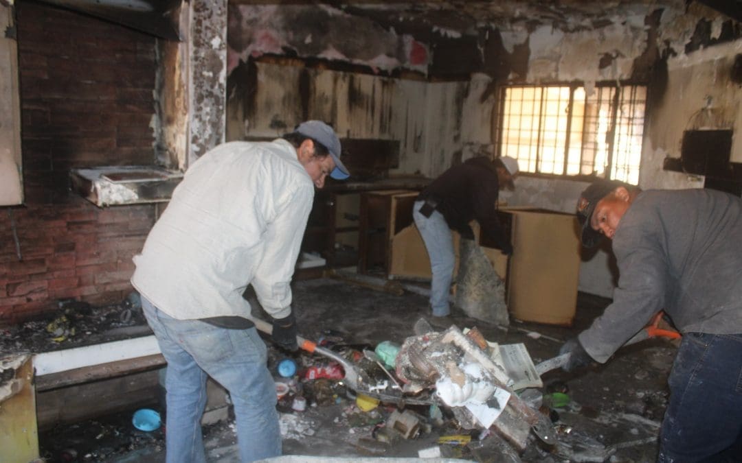 Apoyan con limpieza a familia afectada por incendio en Junta de los Ríos