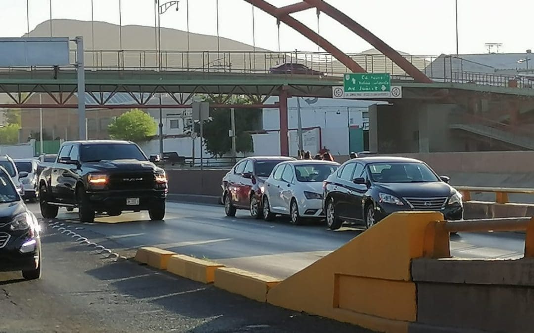 Choque múltiple colapsa Teófilo Borunda; tráfico prácticamente detenido