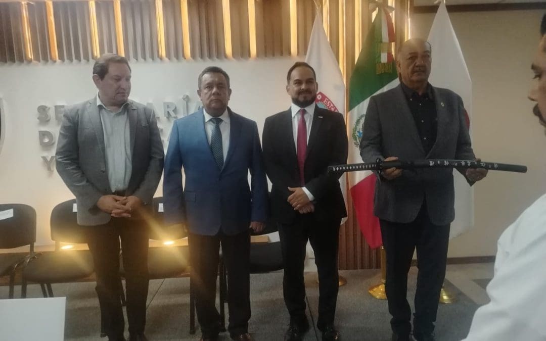 Despiden a becarios que viajarán a Japón; entrega Educación katana de mando a Safrán