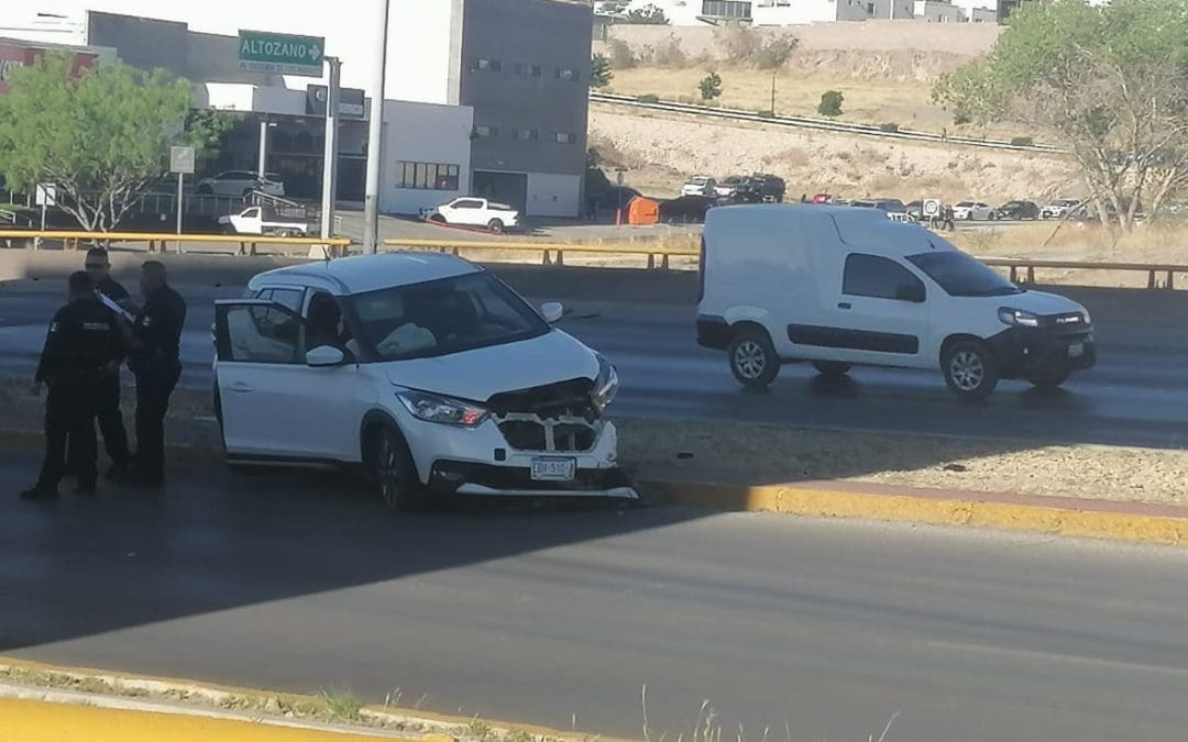 Pierde control y choca contra muro en Hacienda de los Morales