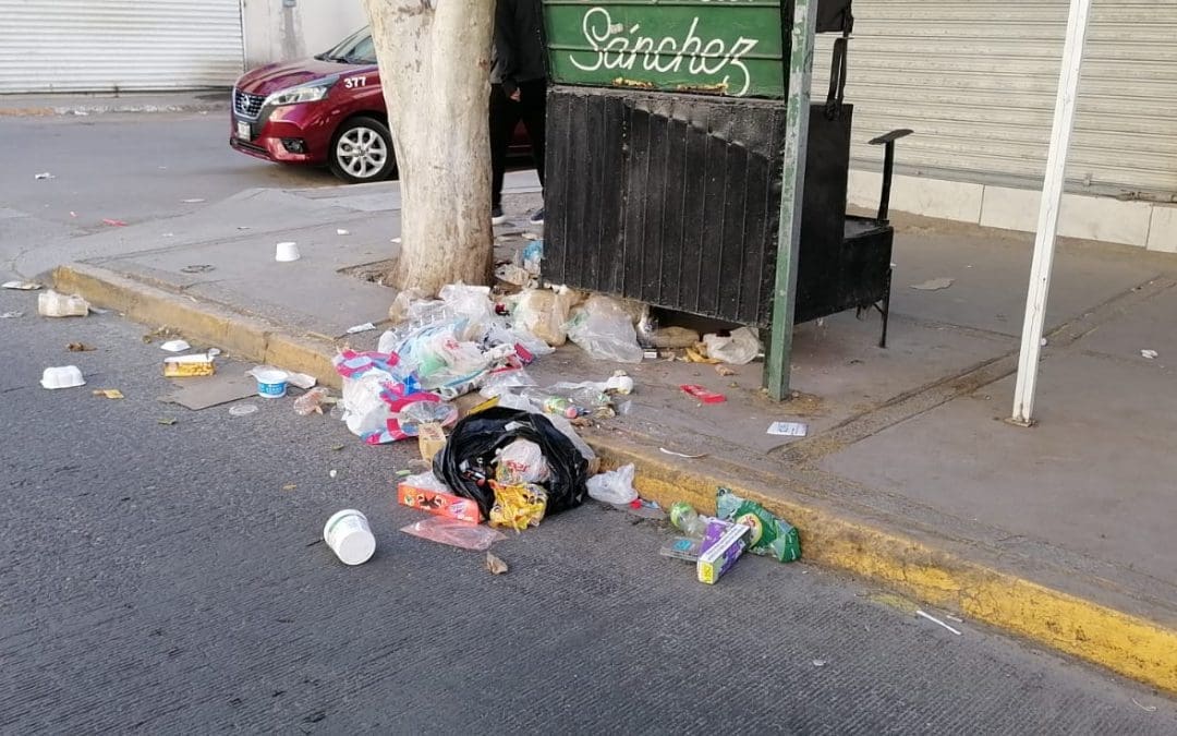 Basura se acumula en el Centro; reparan pavimento en estación del Bowí