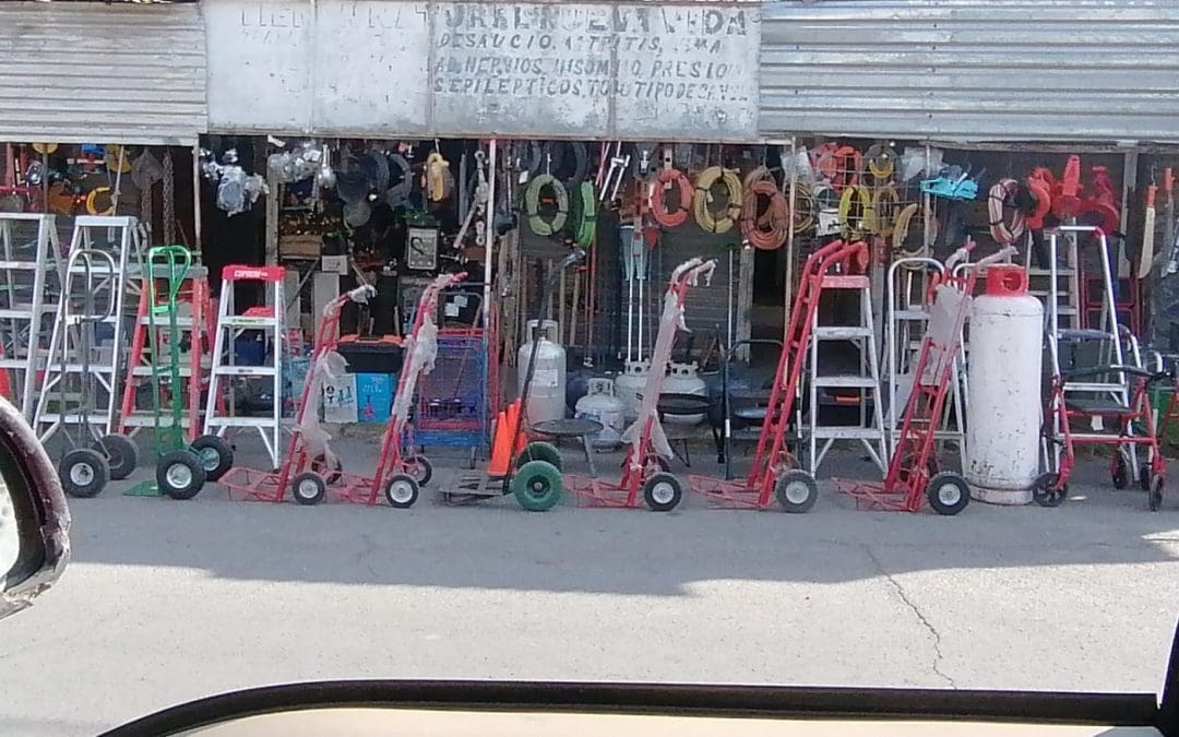 Denuncian invasión de la vía pública por ferretería en pleno Centro