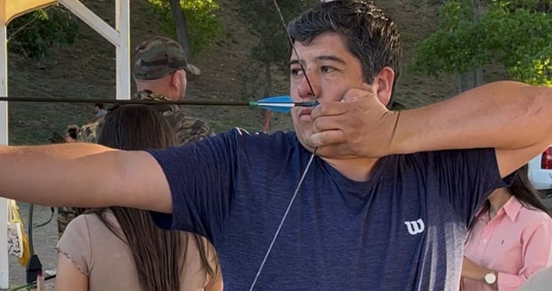 Regidor Adan Galicia se suma al tiro con arco en Chihuahua