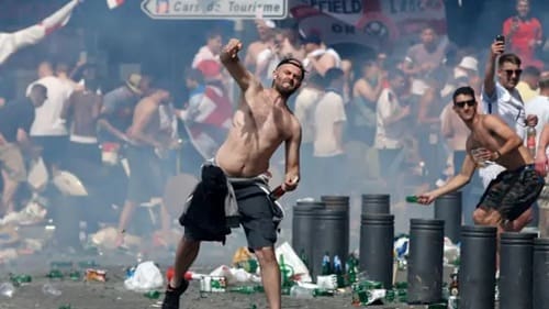 Hooligans y Neonazis invaden la cancha en pleno partido