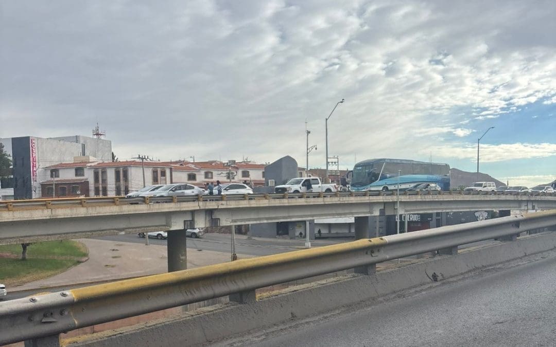 Choque sobre puente en Teófilo Borunda e Independencia genera tráfico lento