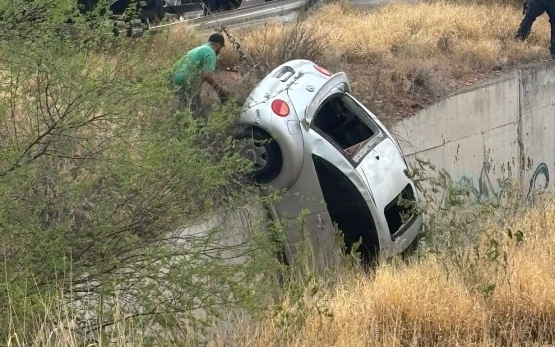 Cae vehículo a canal en retorno al C4